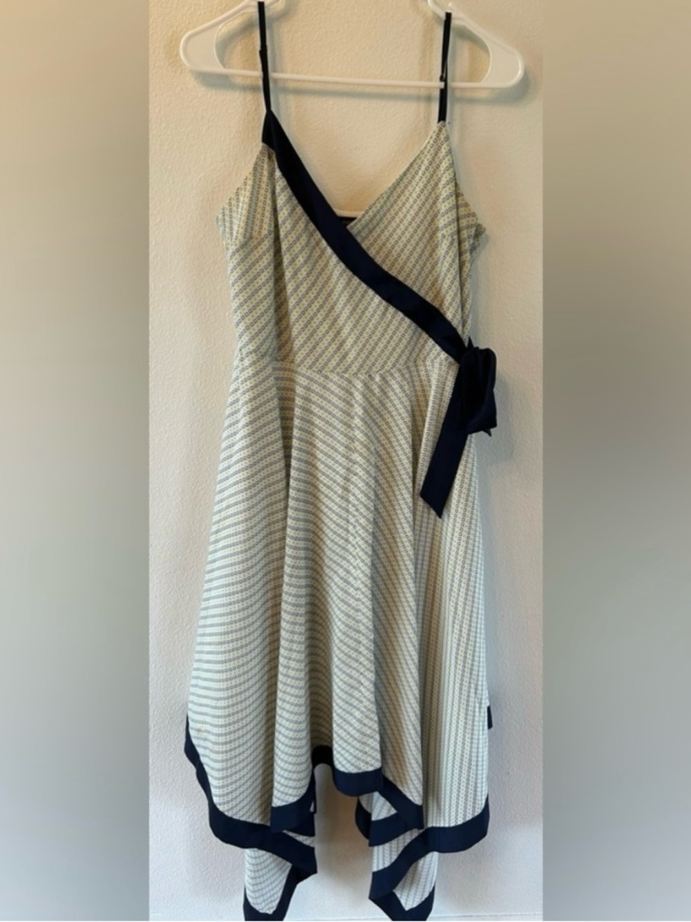 BANANA REPUBLIC SZ 6
Handkerchief Hem Dress
Spaghetti Straps